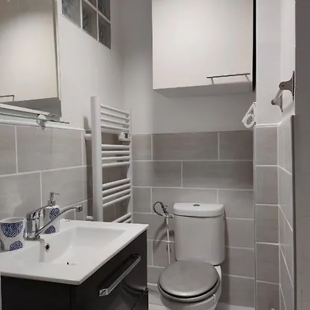 Modern 1 Bedroom Near The Metro. Hébergement de vacances *