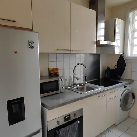 Modern 1 Bedroom Near The Metro.