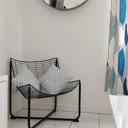 Modern 1 Bedroom Near The Metro.
