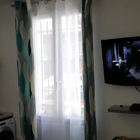 Modern 1 Bedroom Near The Metro. Holiday home