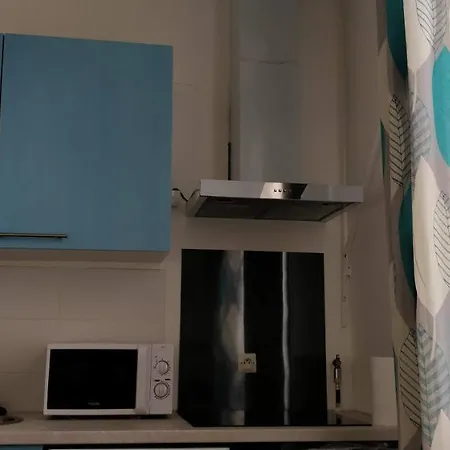 Modern 1 Bedroom Near The Metro. Hébergement de vacances *