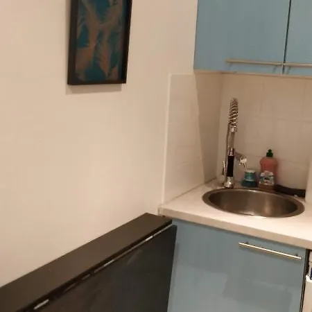 Modern 1 Bedroom Near The Metro.