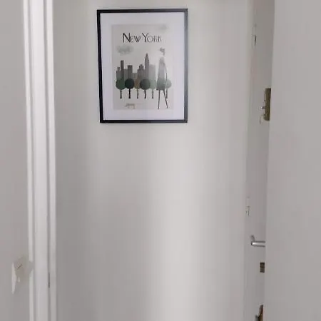 Modern 1 Bedroom Near The Metro.