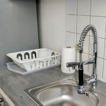 Modern 1 Bedroom Near The Metro. Hébergement de vacances
